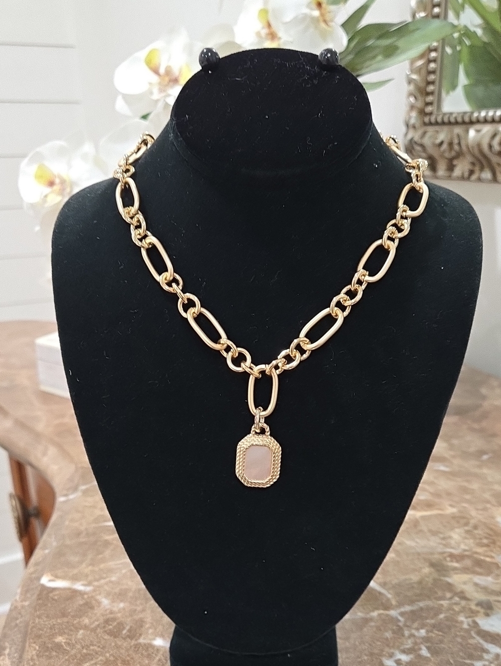 NEW Gold Link Pendant Necklace with Mother of Pearl Stone Pendant